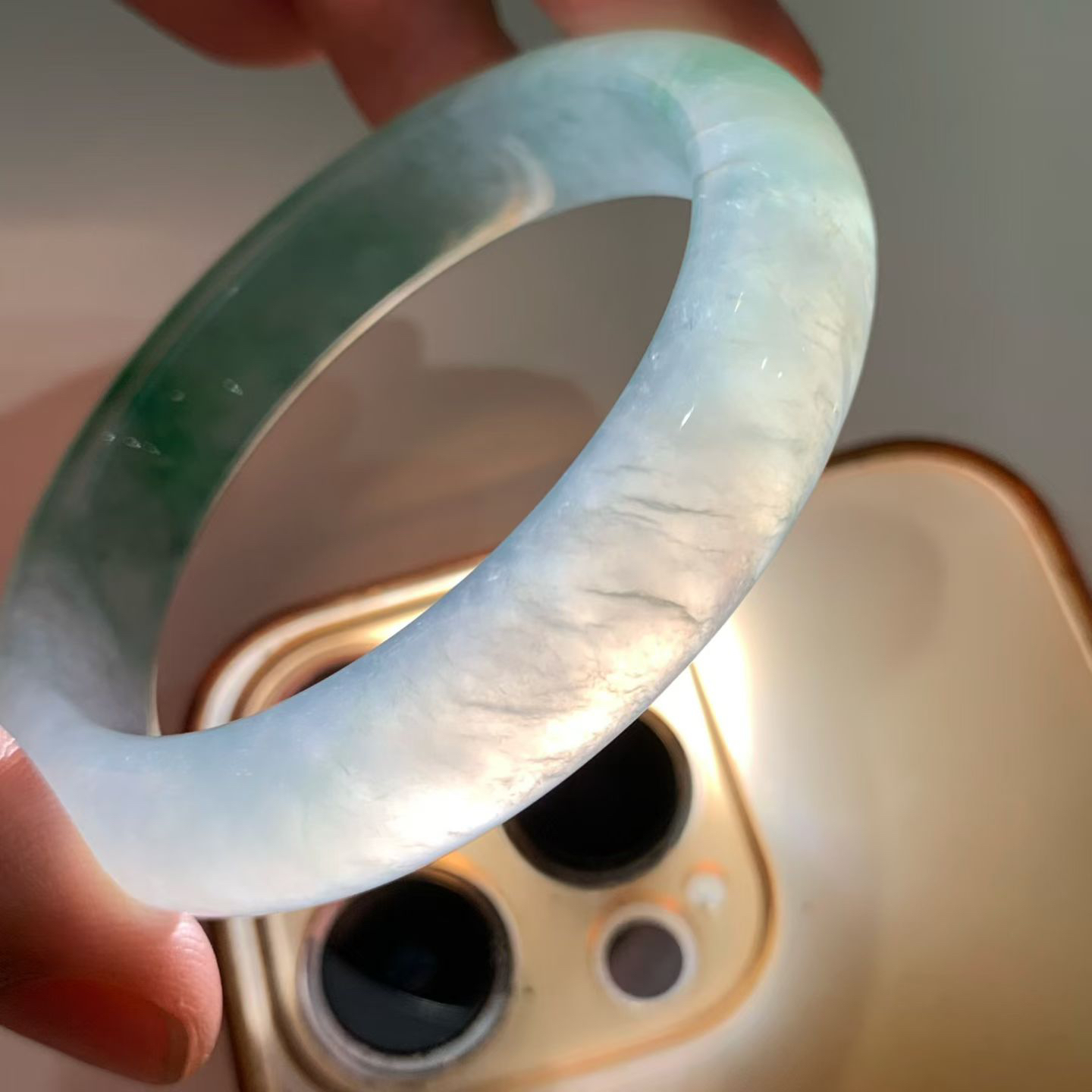 飘绿花正圈手镯尺寸52*12*8 老种通透，纯净细腻，胶润无比，花色灵动轻盈，漂亮水灵！