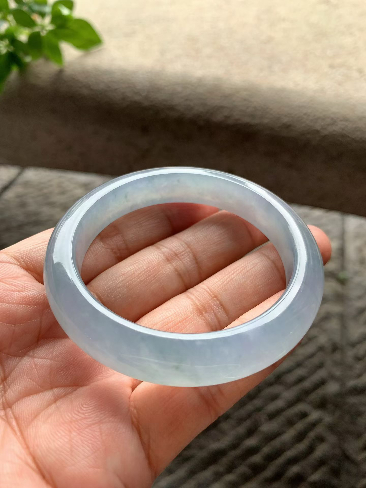 冰紫飘花正圈手镯尺寸54*11.5*8.5 老种通透，冰凝水足，胶感十足，底色柔和清冷，微花灵动飘逸，上手端庄大气！