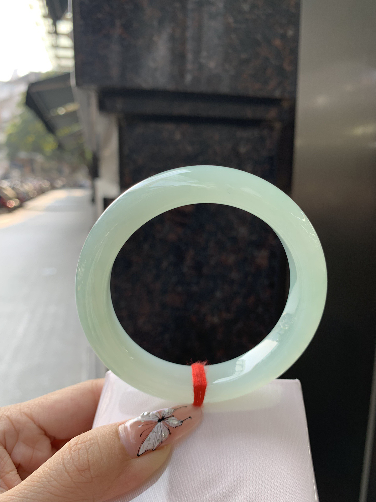 葡萄肉正圈，无暇。底妆冰润细腻，满圈葡萄肉甜美清新，鲜嫩多汁，水头好到快要溢出来