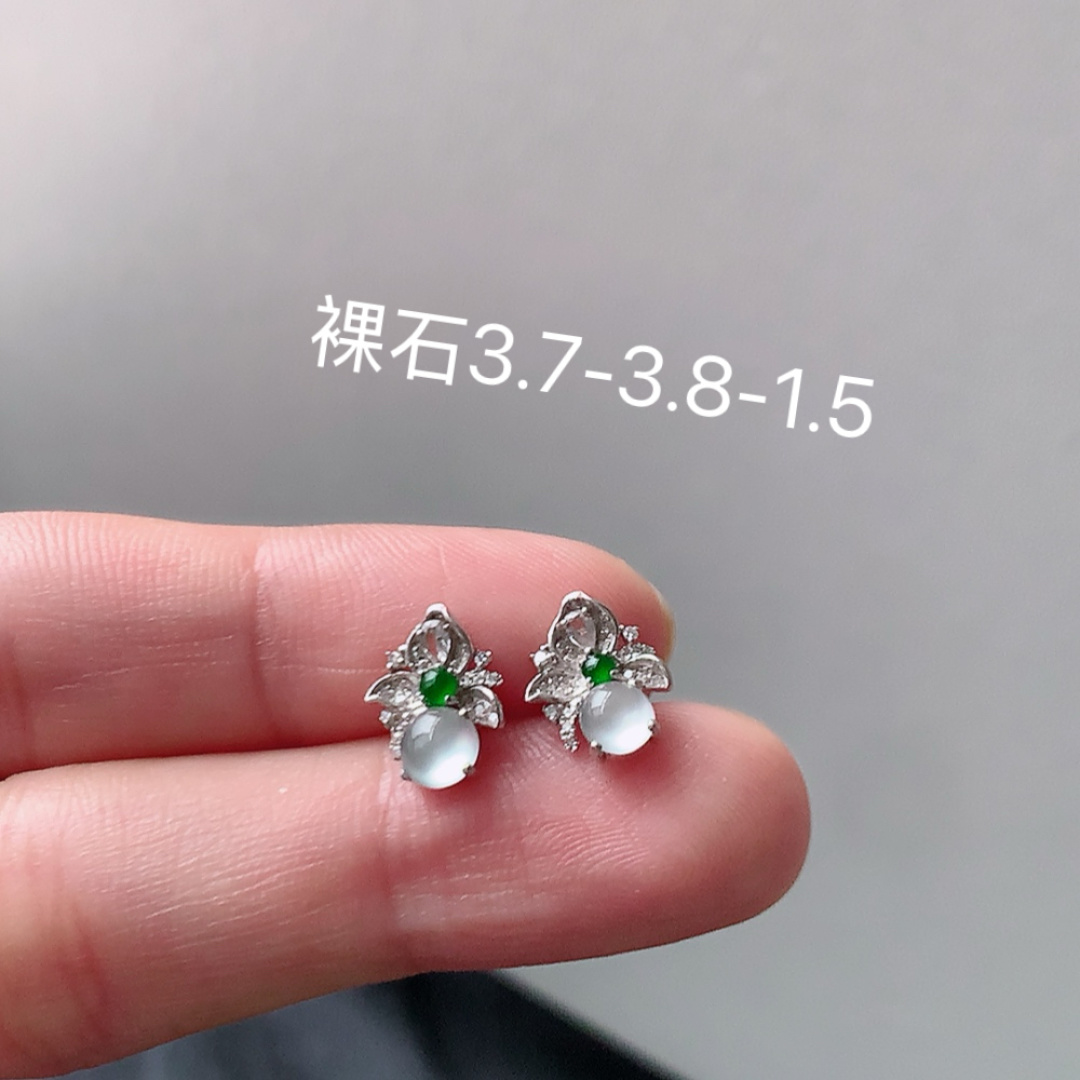高冰耳钉 冰透起光，底子细腻莹润，佩戴清新优雅货号63506，3.7/3.8/1.5
