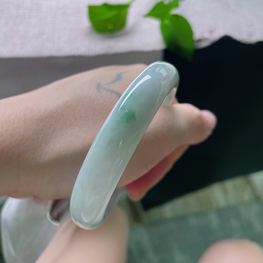 55.6/11.2/7.2，浅绿底正圈，含蓄，温婉娴静，质地温润细腻，无裂，ss52904a