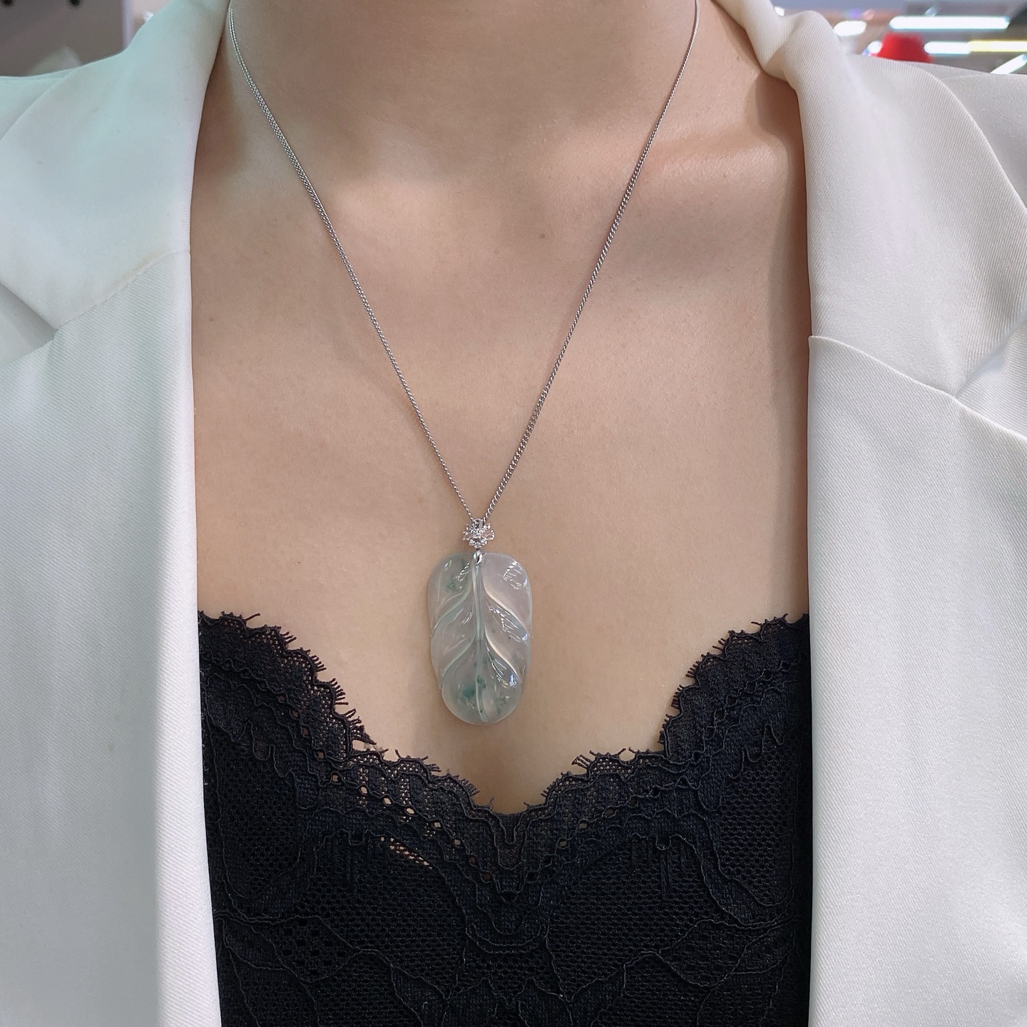 冰飘花福叶吊坠 冰透水润，意境飘花 18k金扣，高性比 尺寸如图一  实物更美～，35.5-21.4-4.7