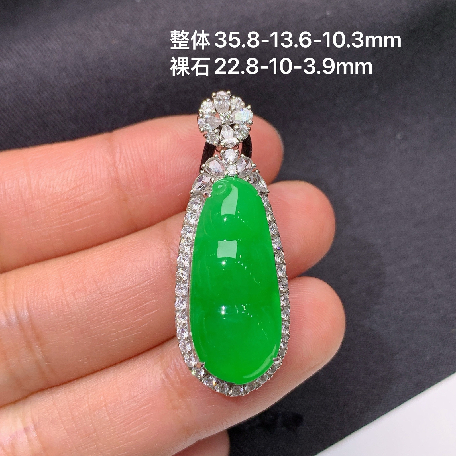 冰阳绿福豆吊坠，18k金镶嵌，冰润色阳，玉质细腻，种水足 S1 尺寸35.8*13.6*10.3