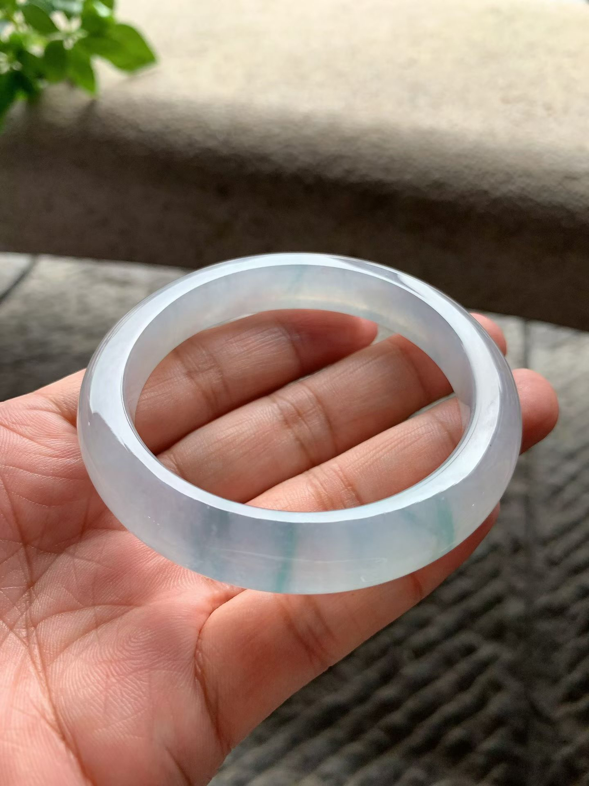 冰飘花正圈手镯尺寸56.5*10.5*9 老种，冰清透亮，水足充盈，起光起胶，花色灵动飘逸，微紫调，上手韵味十足！