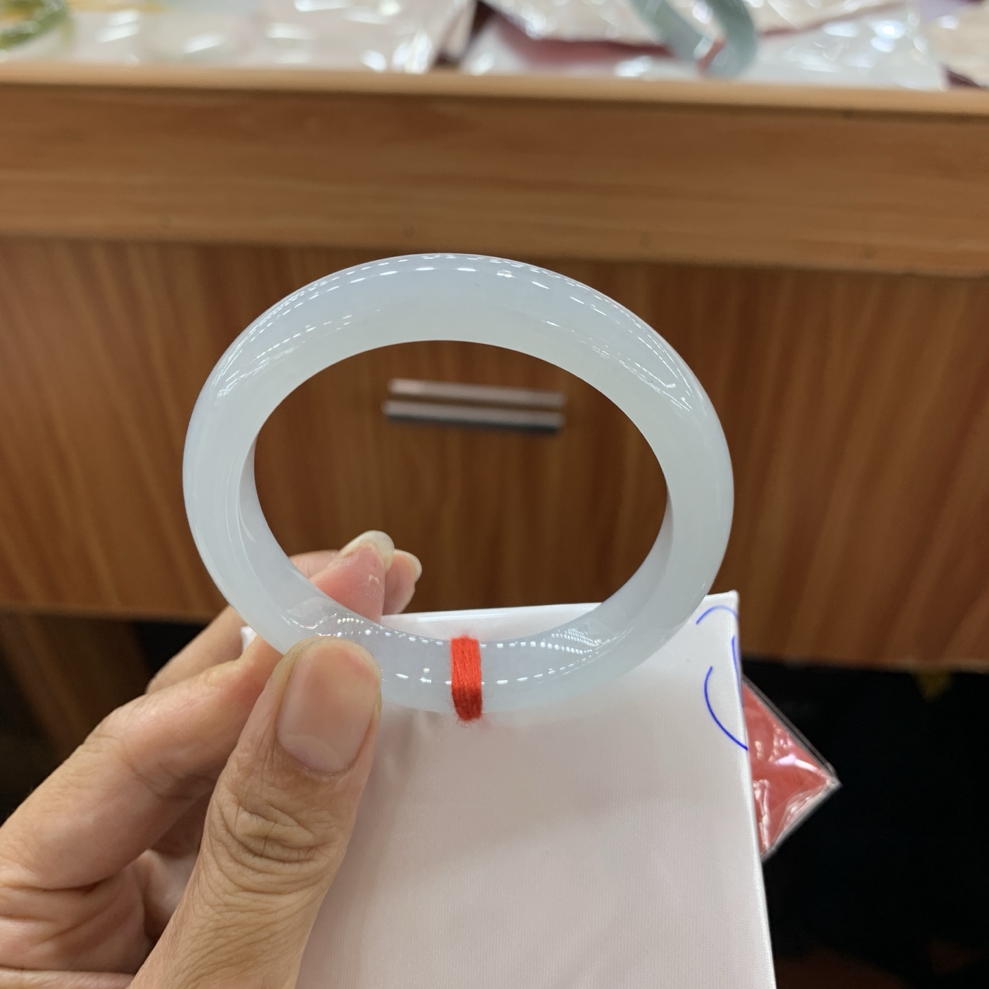 050618MMJ，冰蓝胶底正圈翡翠手镯，52.1-10.4-7.8