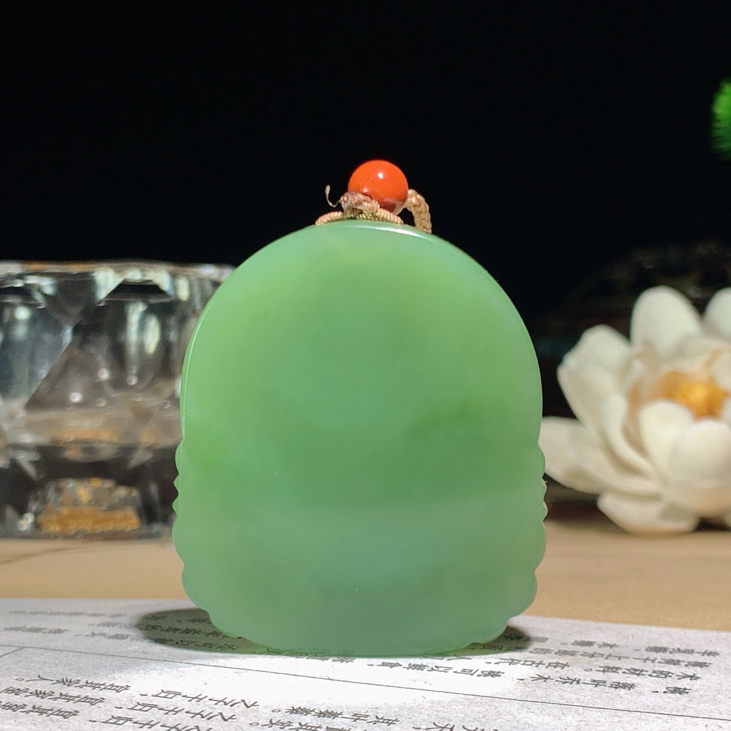 和田玉阳绿俄罗斯碧玉佛引福来挂件。尺寸46/40/10重36克。玉质细腻油润。手推出油。佩戴高端典雅。lt260507