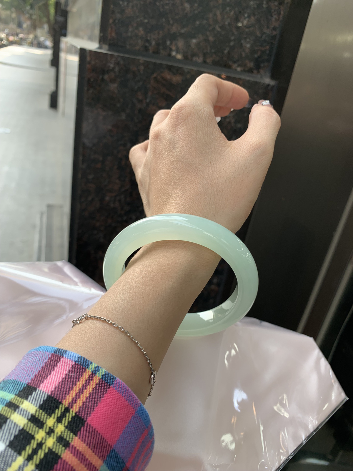 葡萄肉正圈，无暇。底妆冰润细腻，满圈葡萄肉甜美清新，鲜嫩多汁，水头好到快要溢出来
