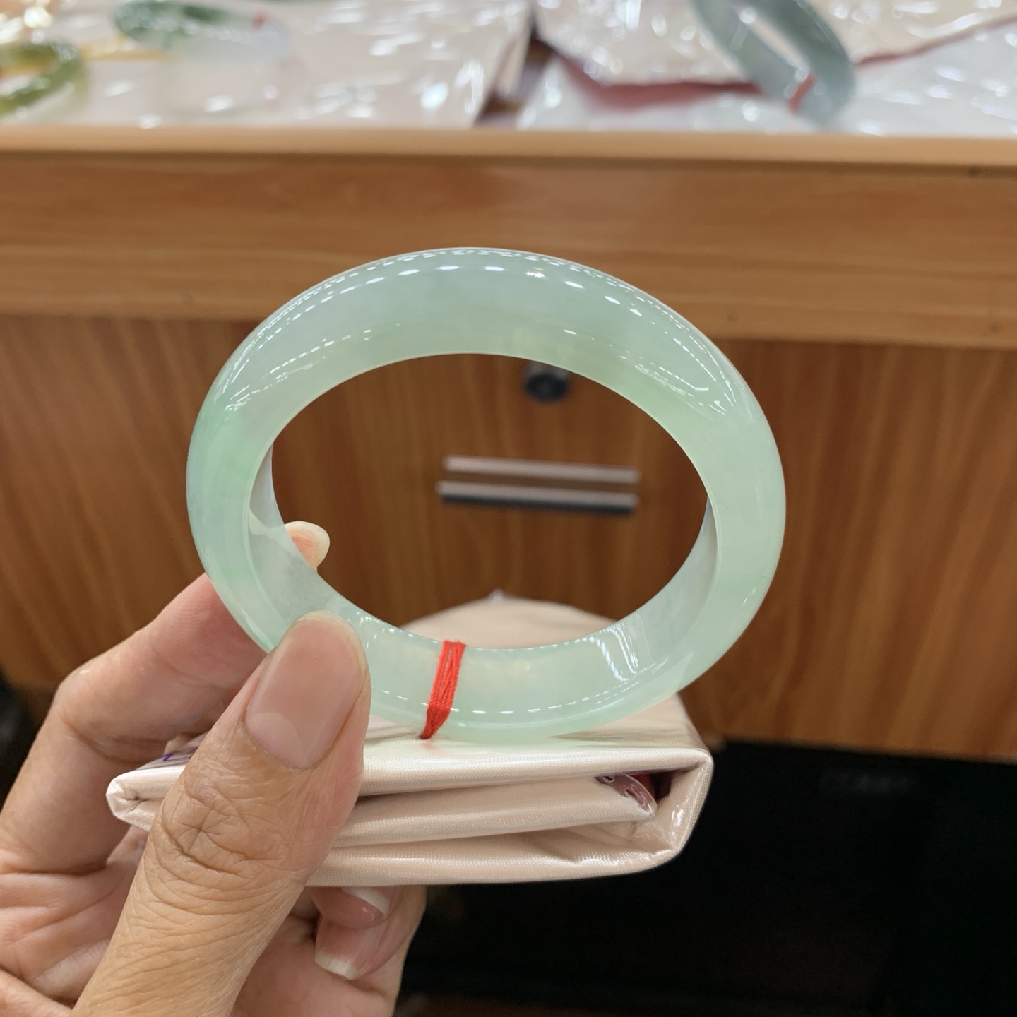 050632FN，冰绿底飘绿正圈翡翠手镯，55.5-13.6-8.5