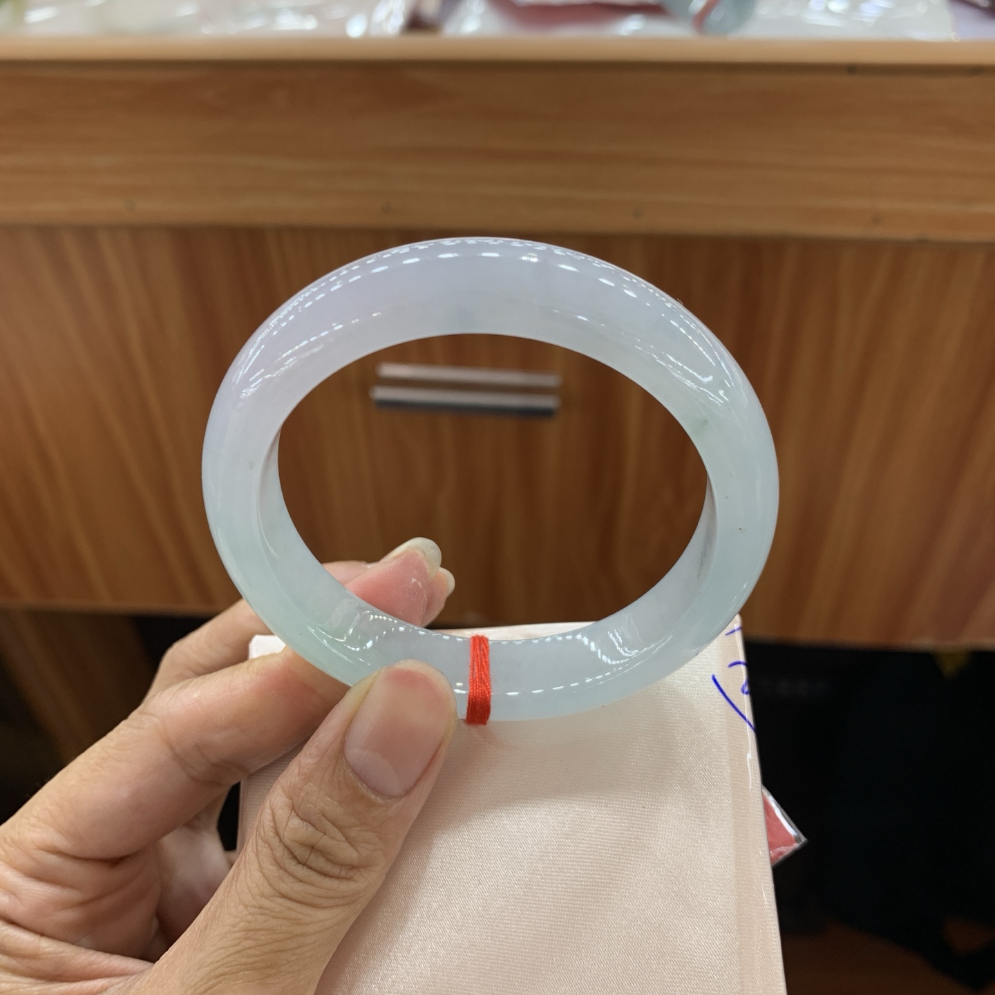 050625MMJ，冰绿底正圈翡翠手镯，55.2-12.4-8