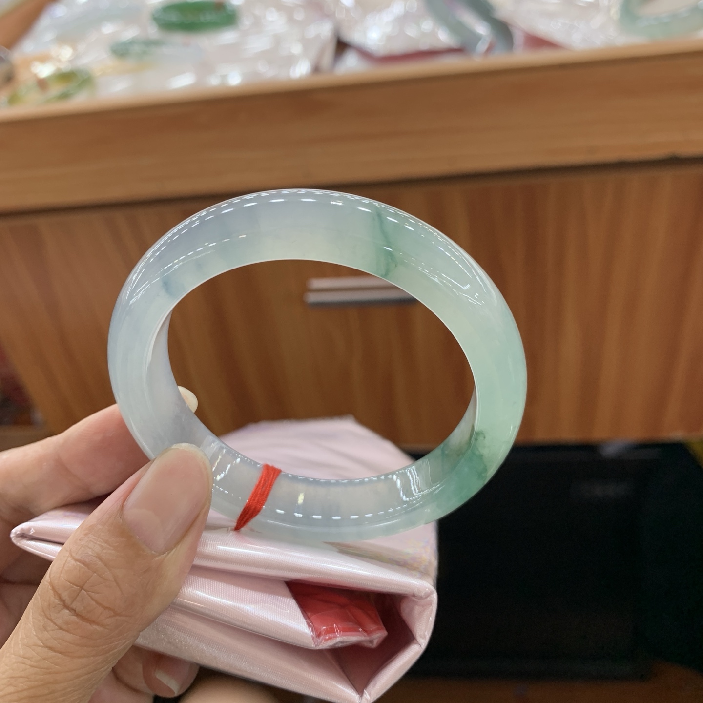 050643HT，冰飘花正圈翡翠手镯，55.6-12.5-8.6