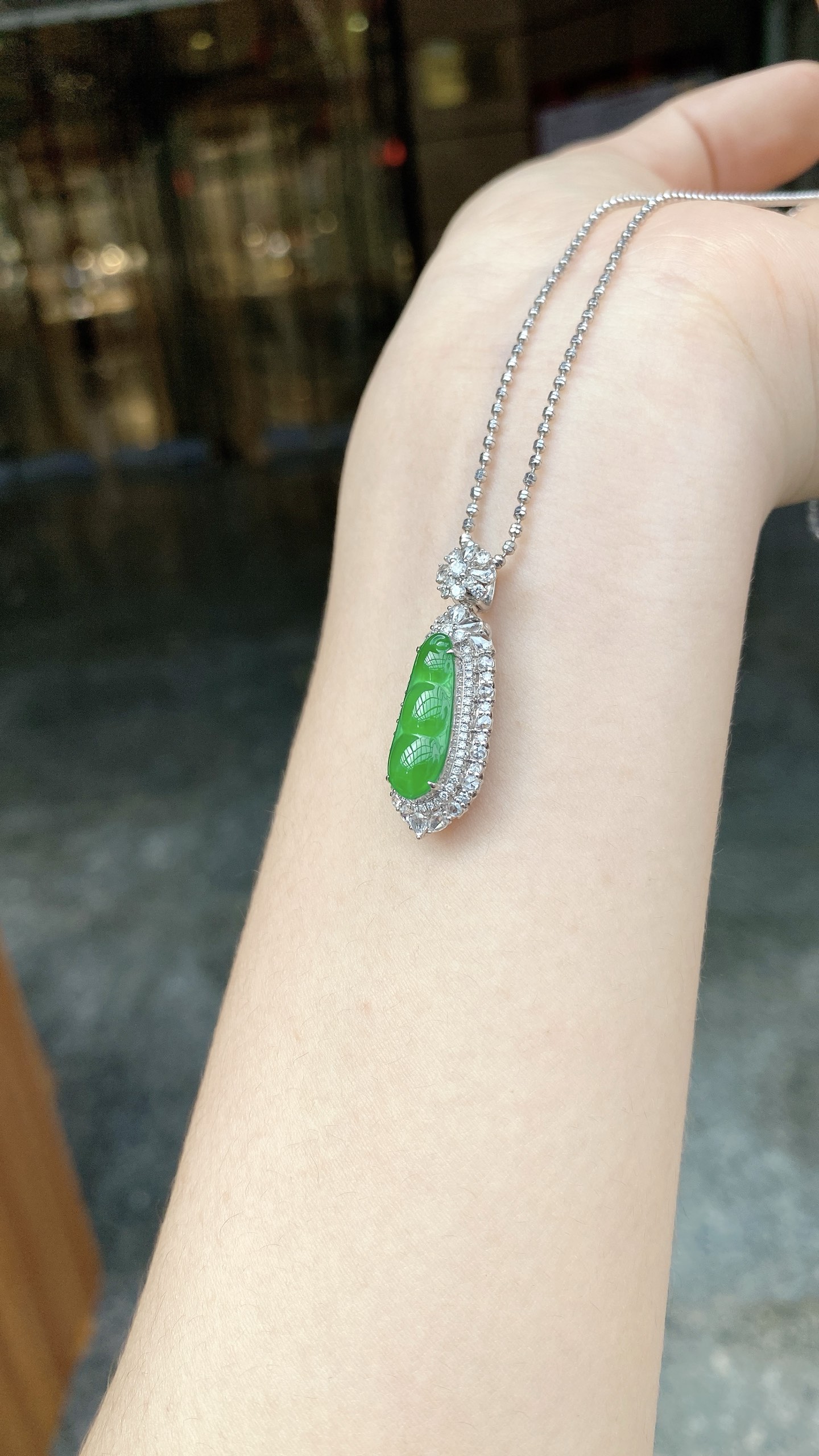 自然光，冰种阳绿福豆吊坠，18k金，整：30.7*10.8*9.4mm，裸：16.7*6.3*2.8