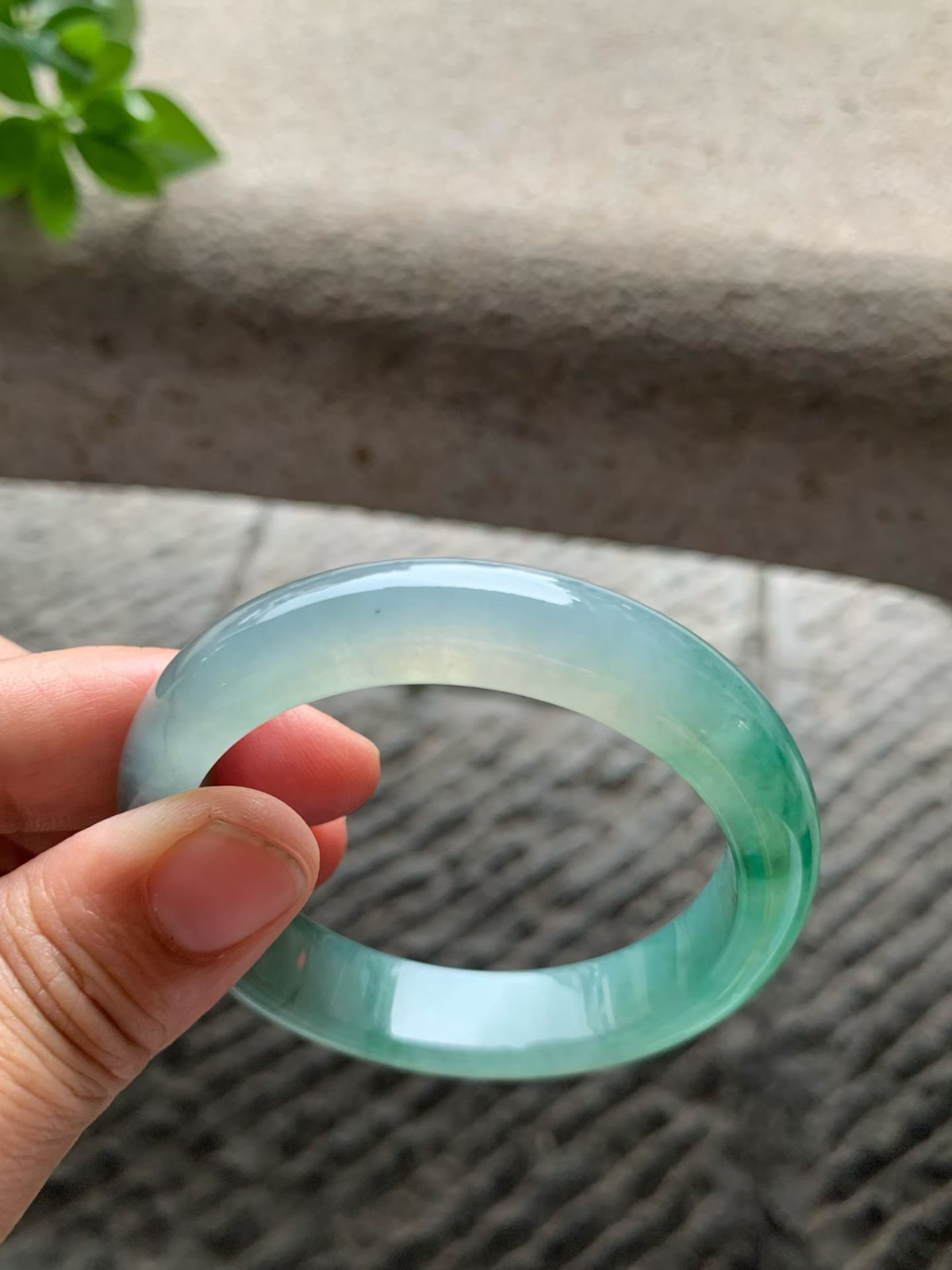 飘绿花正圈手镯尺寸52*12*8 老种通透，纯净细腻，胶润无比，花色灵动轻盈，漂亮水灵！