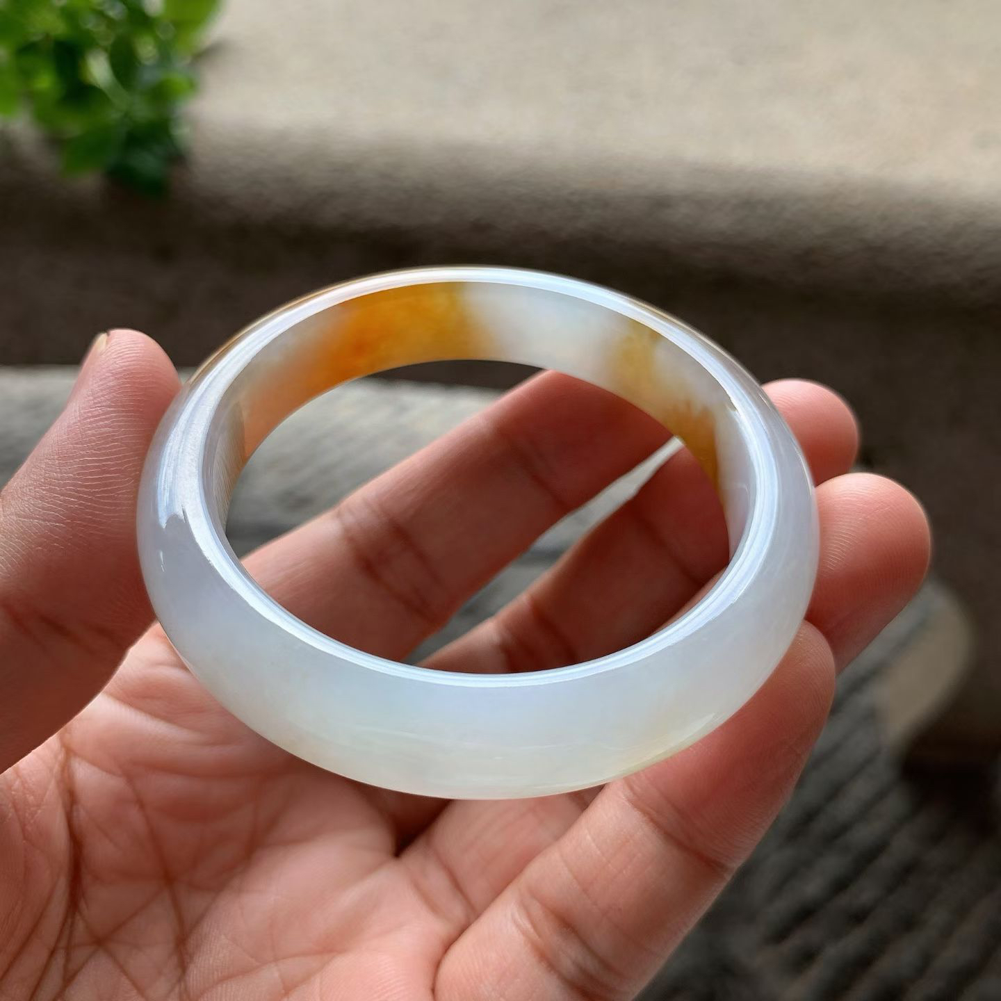 蜜糖黄翡正圈手镯尺寸50*11*7.5 种质细腻， 质地干净清爽，莹润光泽，色泽浓郁鲜亮，水头足，与冰白底色形成鲜明又和谐的对比，宛如天然晕染的“落霞”，也似流动的“蜜糖”，自带贵气感！