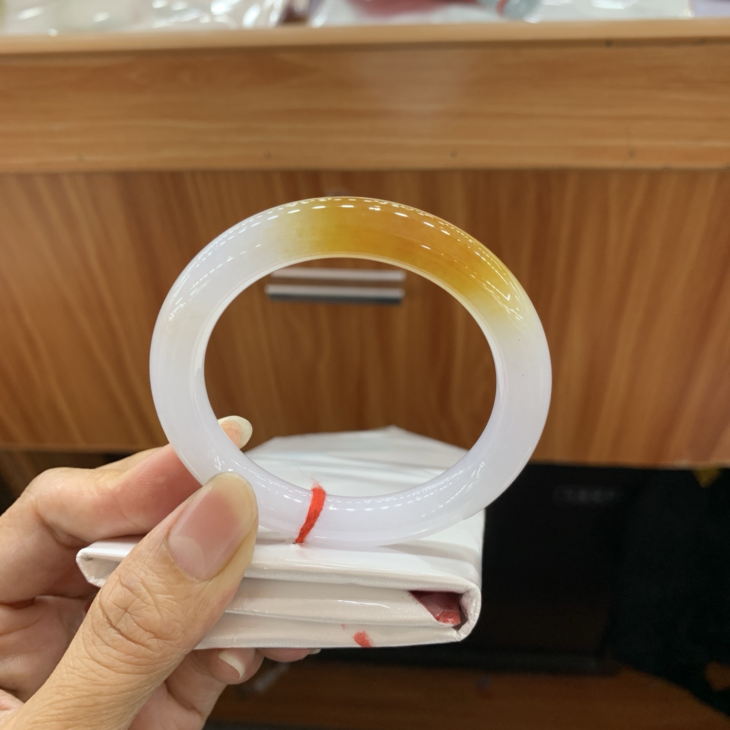 050627JM，冰黄翡圆条翡翠手镯，52.1-9.5