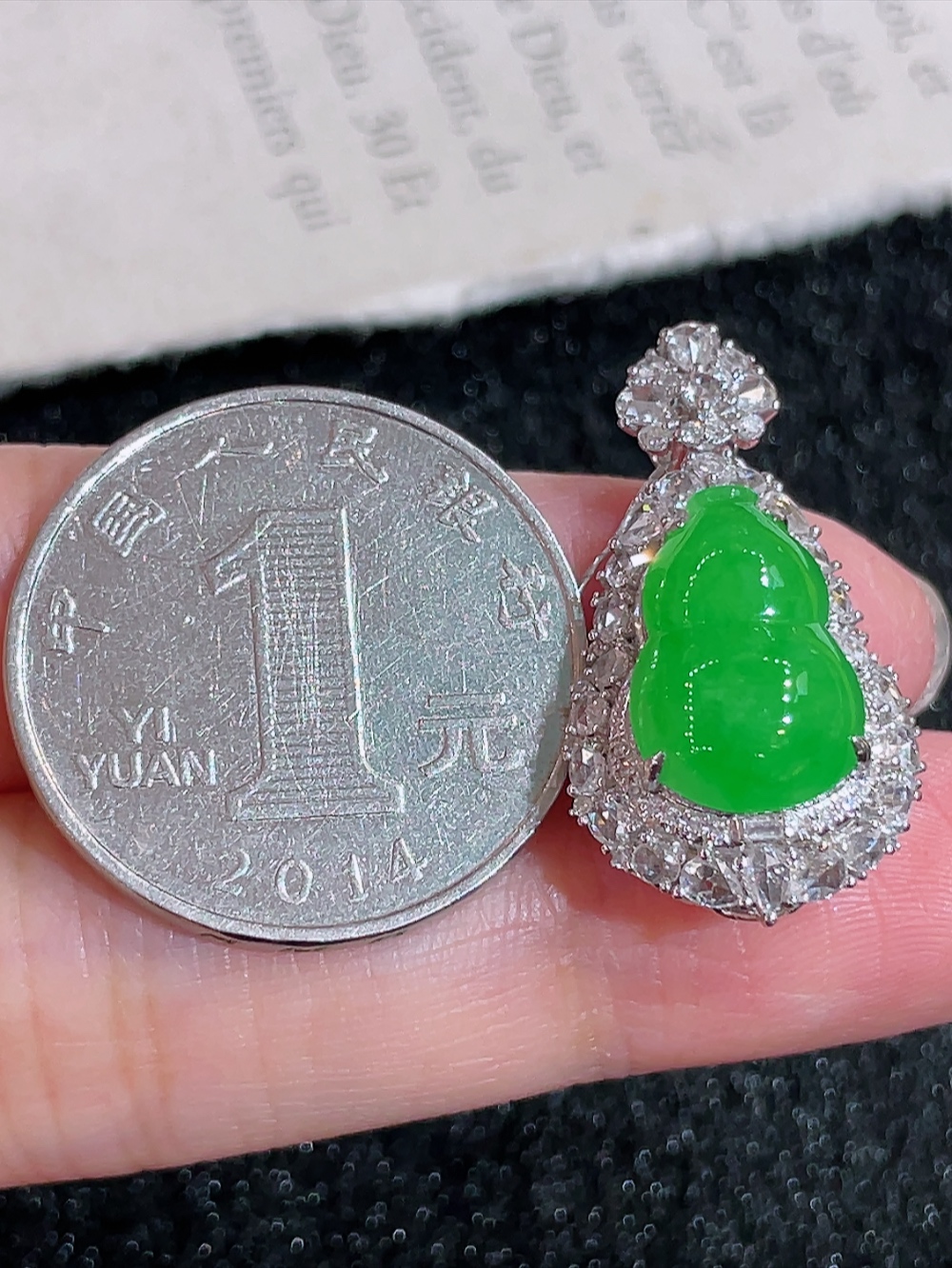 ️2号 冰绿大葫芦吊坠，无裂，18k金镶嵌，种水，盖中盖，全景天窗，重金镶嵌，南非钻镶，厚装饱满，福禄双全，高端大气，性比高28.0/14.8/11.0，裸石14.2/9.3