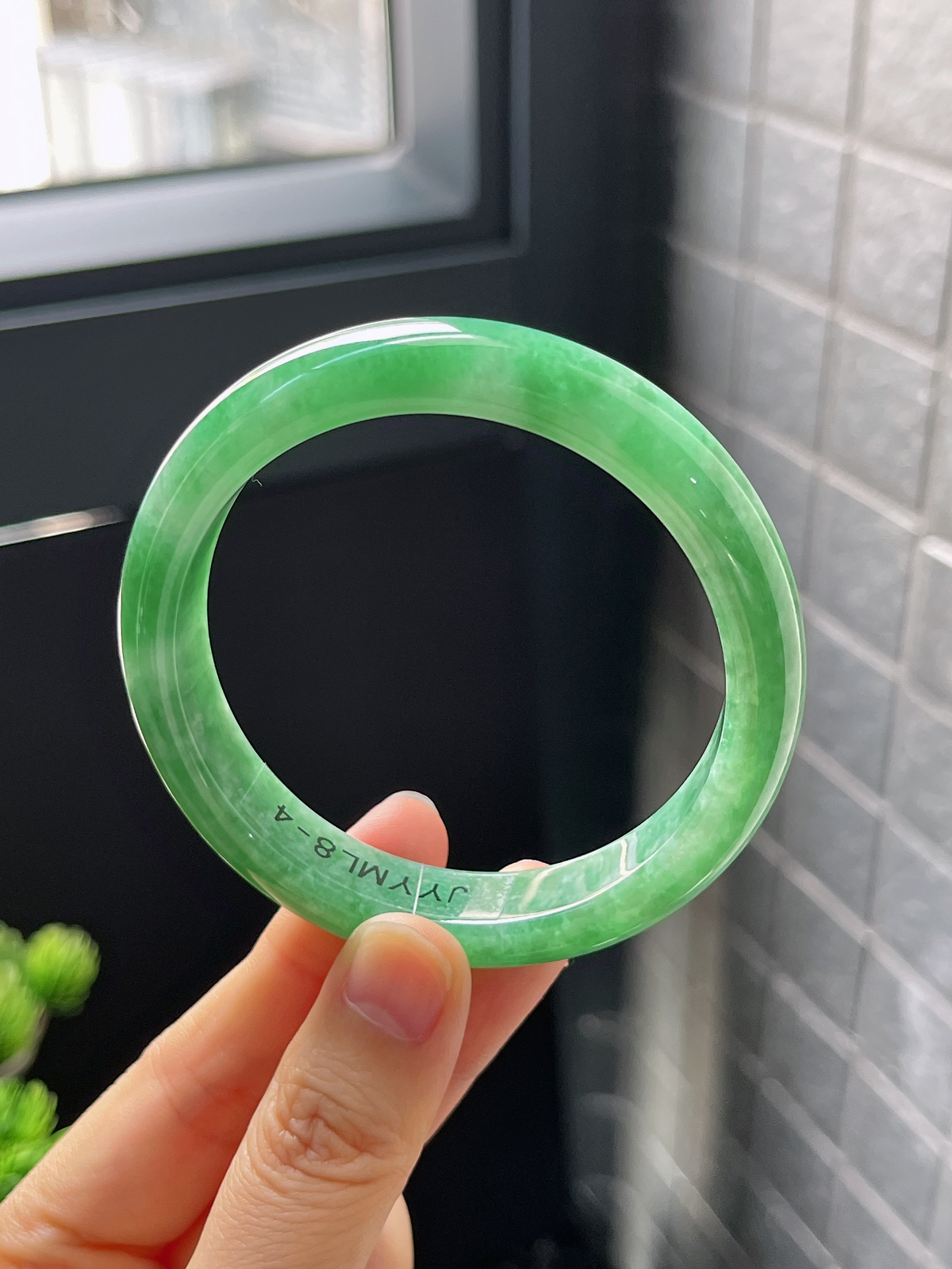 正圈56.3圈口，翡翠糯化种飘绿手镯