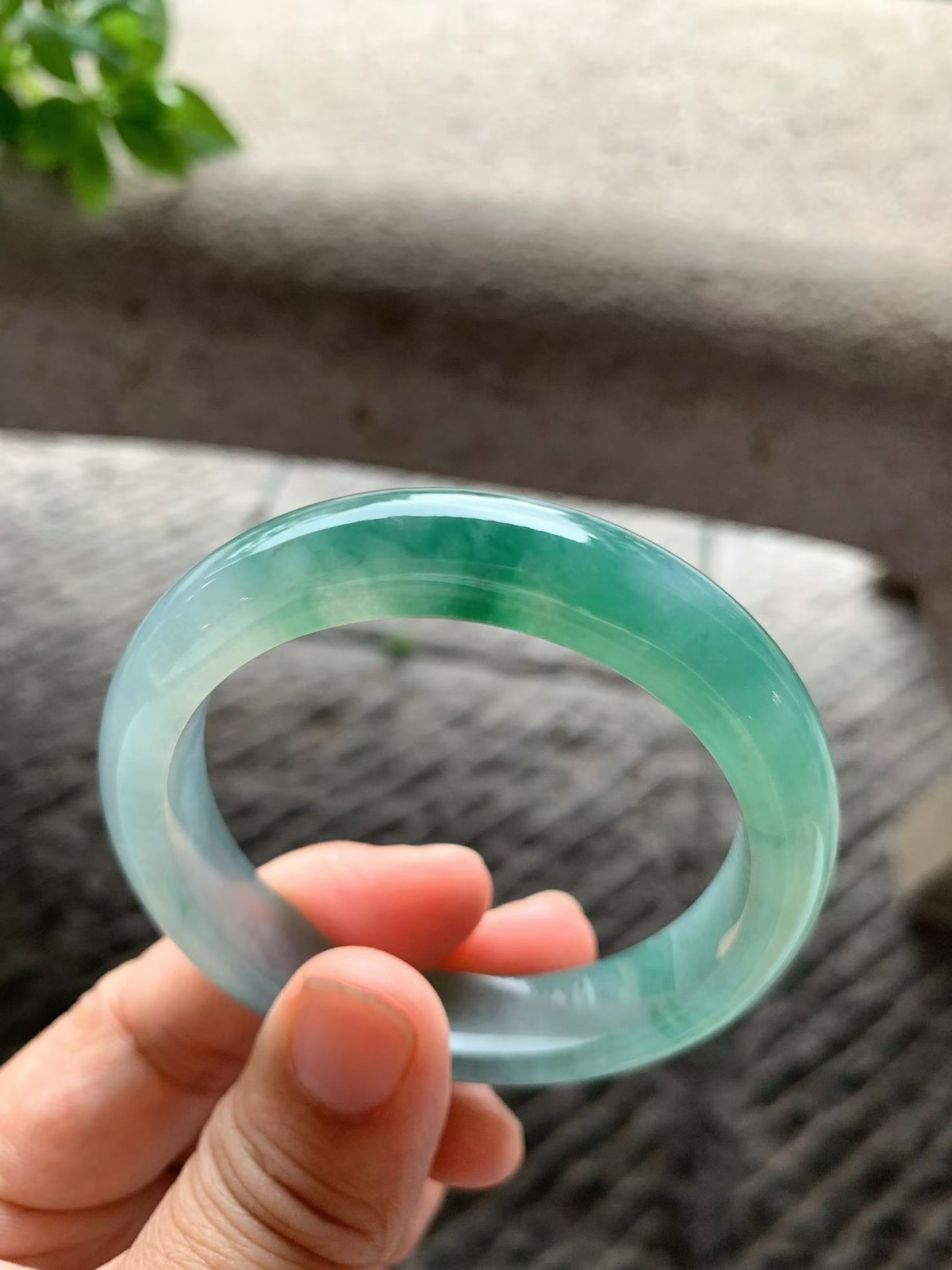 飘绿花正圈手镯尺寸52*12*8 老种通透，纯净细腻，胶润无比，花色灵动轻盈，漂亮水灵！