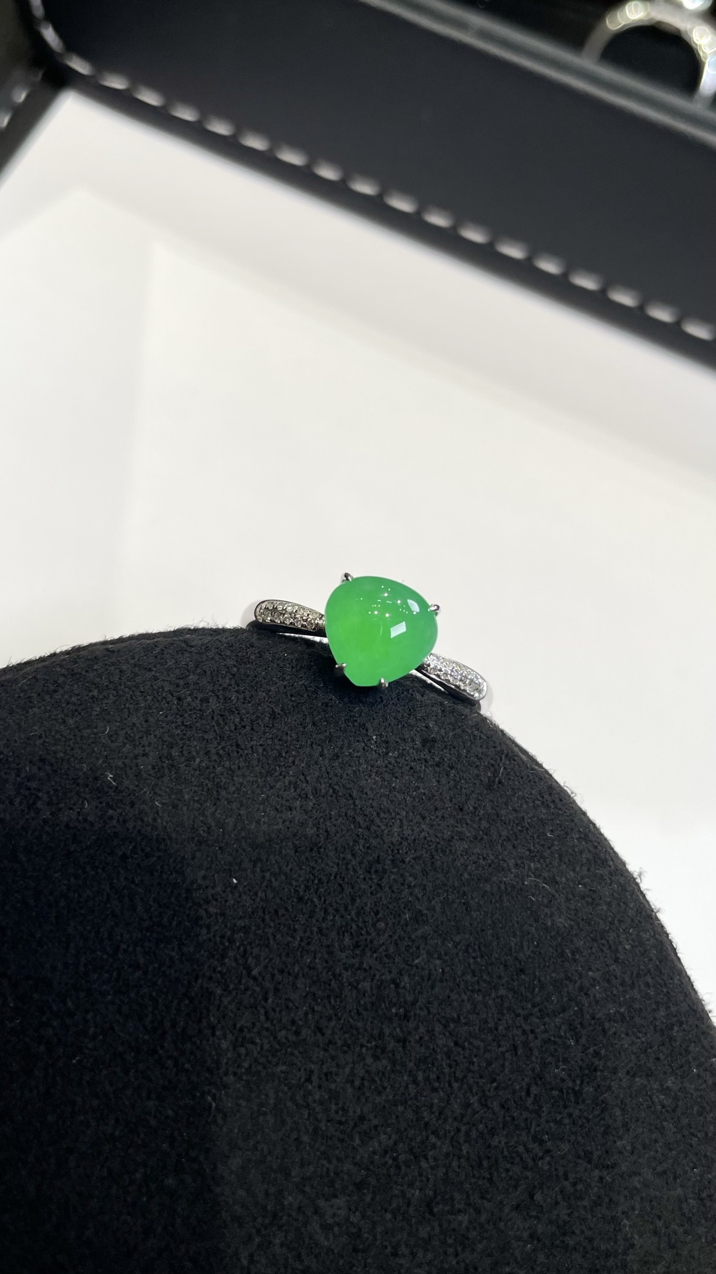 冰阳绿水滴戒指 · 高品质美物，18K · 整：17.1*7.6*6.4mm，裸：7.6*7.8*3