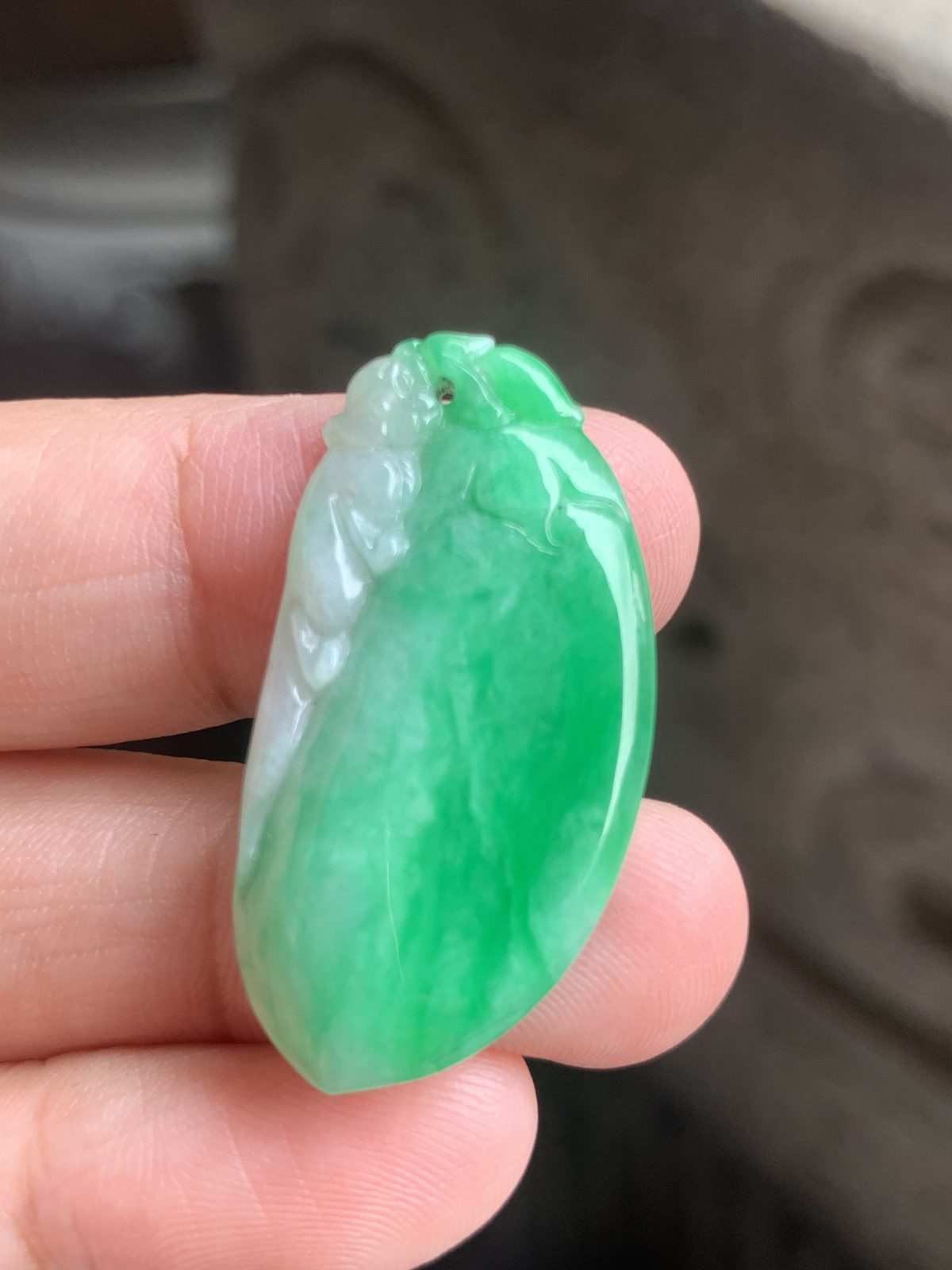 满绿福瓜吊坠尺寸35*18*4.5 种质细腻，釉洁水润，整体为浓郁的阳绿色，色泽鲜亮阳艳，绿得均匀饱满，水头足，明艳醒目，韵味十足。
