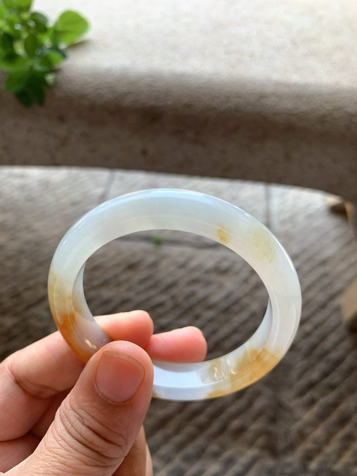 蜜糖黄翡正圈手镯尺寸50*11*7.5 种质细腻， 质地干净清爽，莹润光泽，色泽浓郁鲜亮，水头足，与冰白底色形成鲜明又和谐的对比，宛如天然晕染的“落霞”，也似流动的“蜜糖”，自带贵气感！