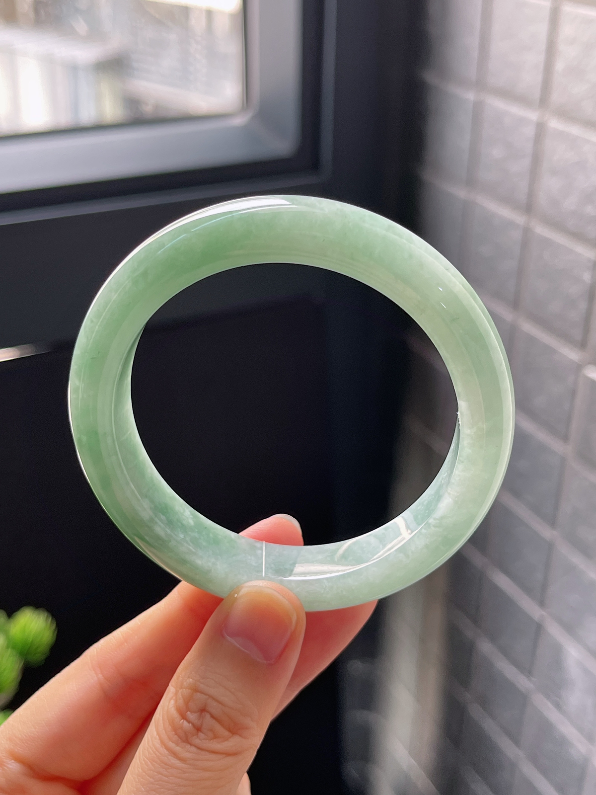 正圈54.2圈口，翡翠糯化种淡绿色手镯