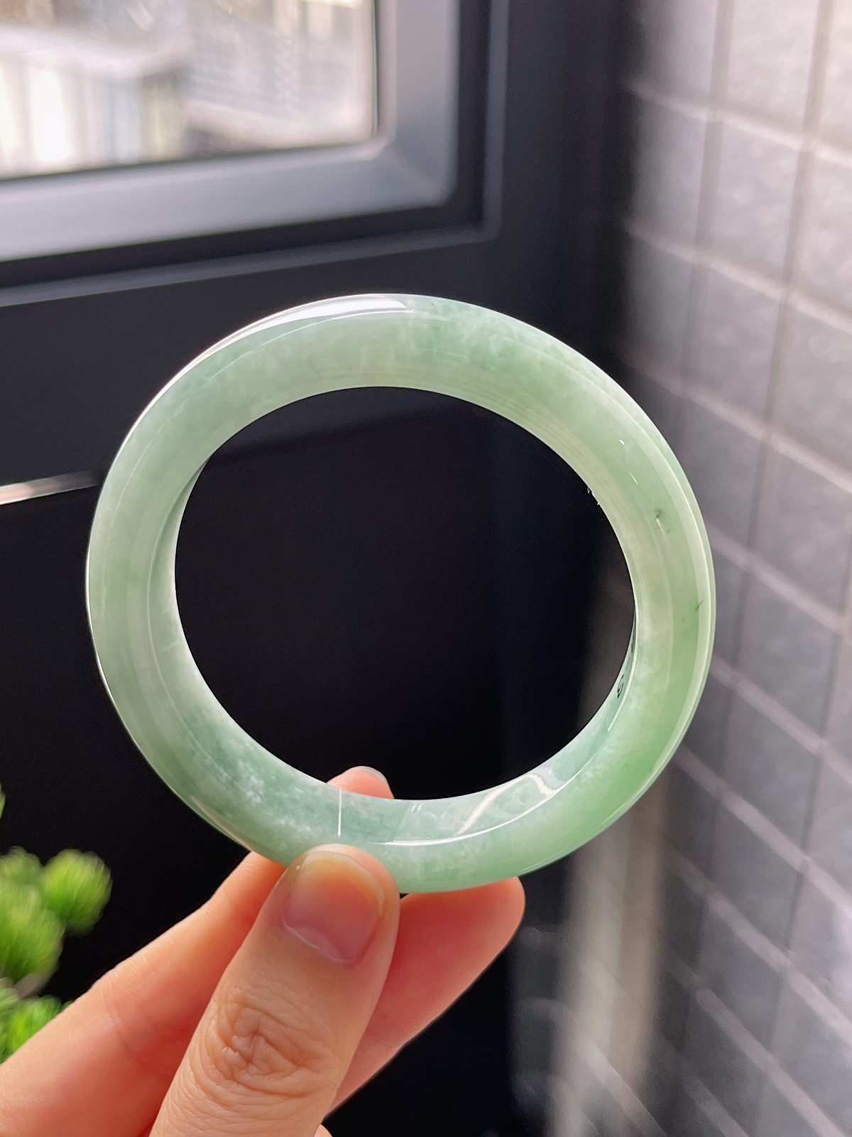 正圈54.2圈口，翡翠糯化种淡绿色手镯