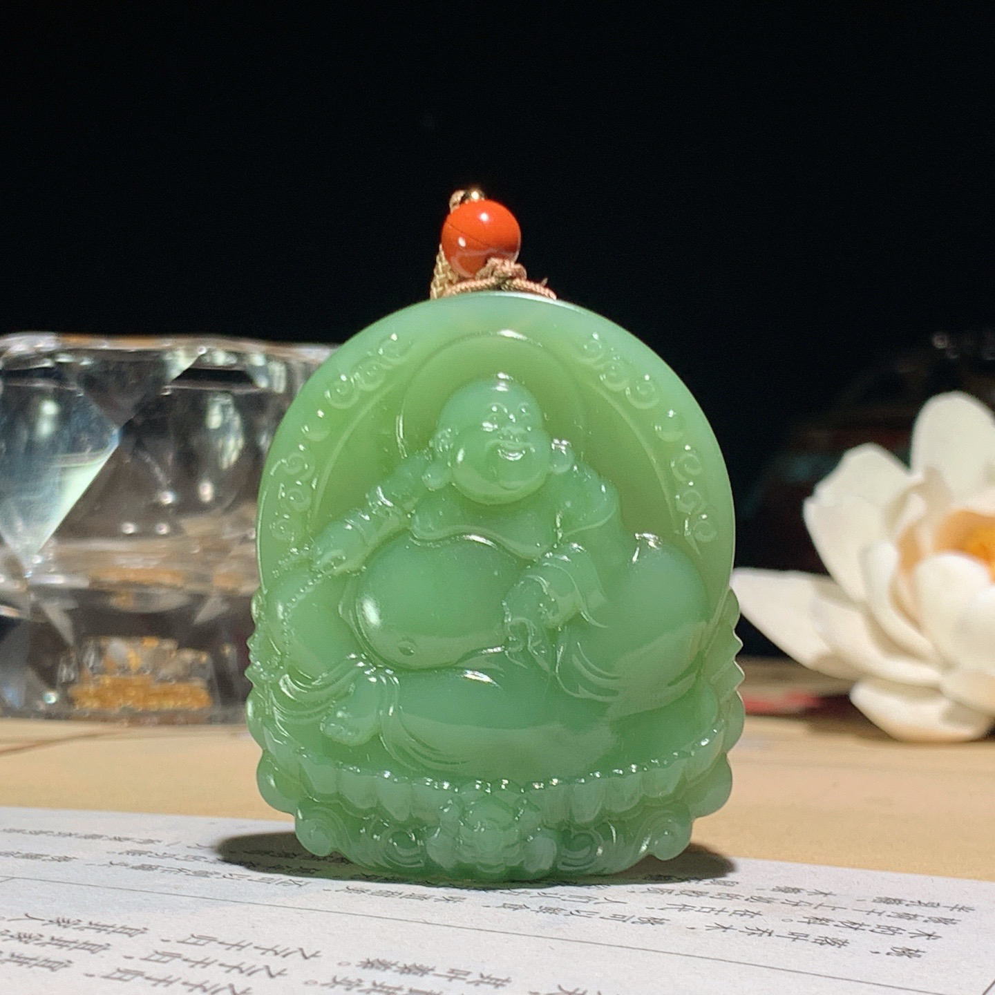 和田玉阳绿俄罗斯碧玉佛引福来挂件。尺寸46/40/10重36克。玉质细腻油润。手推出油。佩戴高端典雅