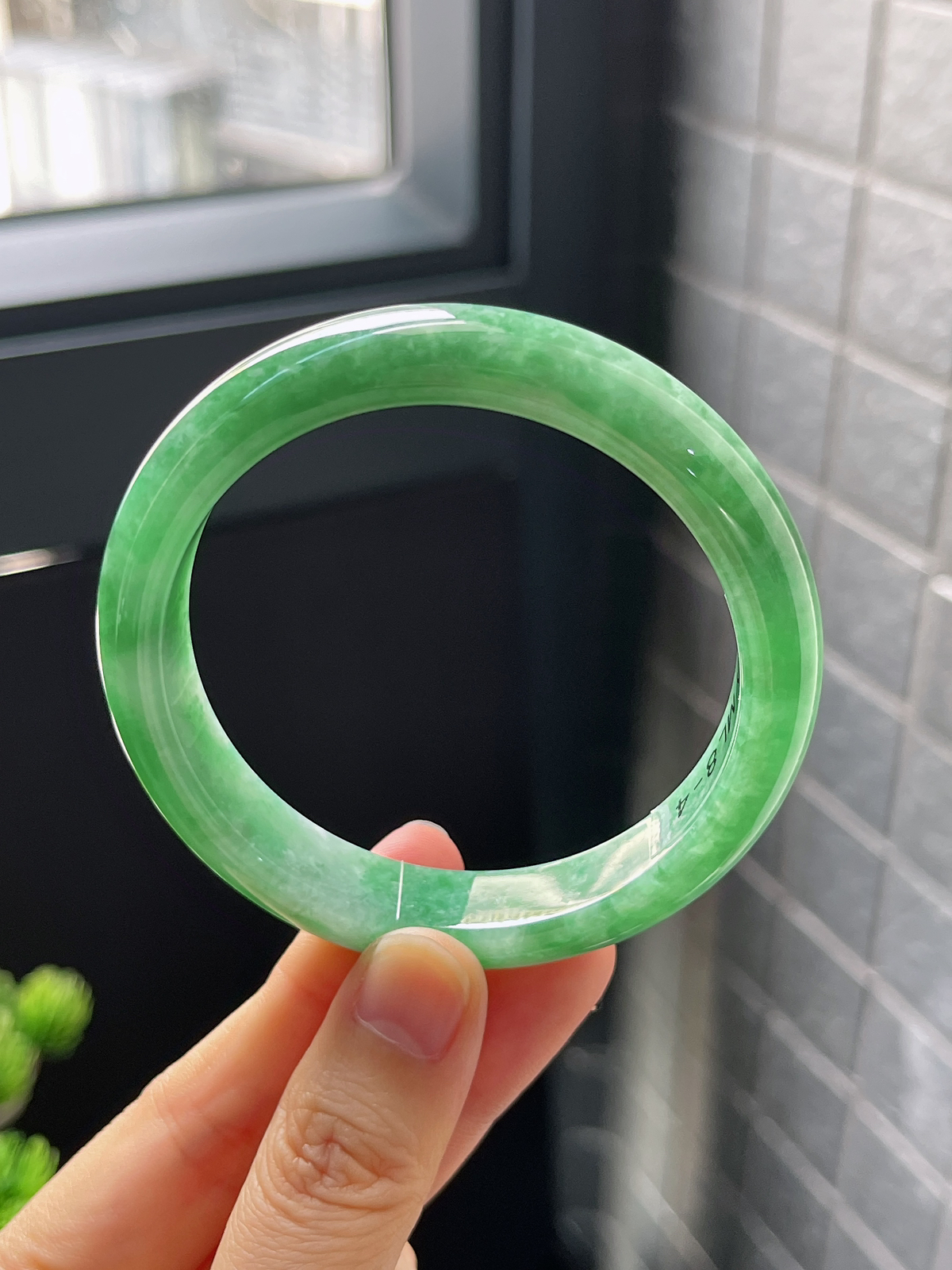 正圈56.3圈口，翡翠糯化种飘绿手镯