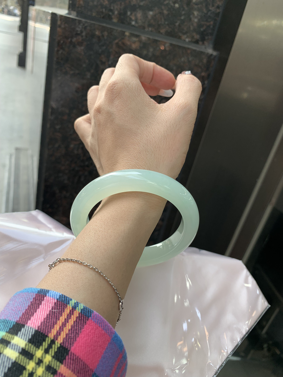 葡萄肉正圈，无暇。底妆冰润细腻，满圈葡萄肉甜美清新，鲜嫩多汁，水头好到快要溢出来