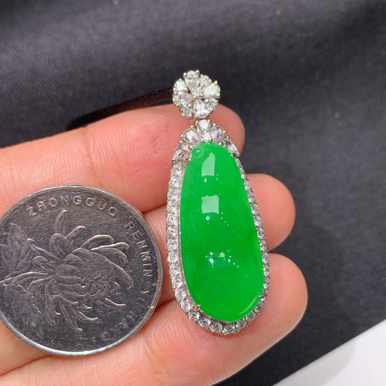 冰阳绿福豆吊坠，18k金镶嵌，冰润色阳，玉质细腻，种水足 S1 尺寸35.8*13.6*10.3