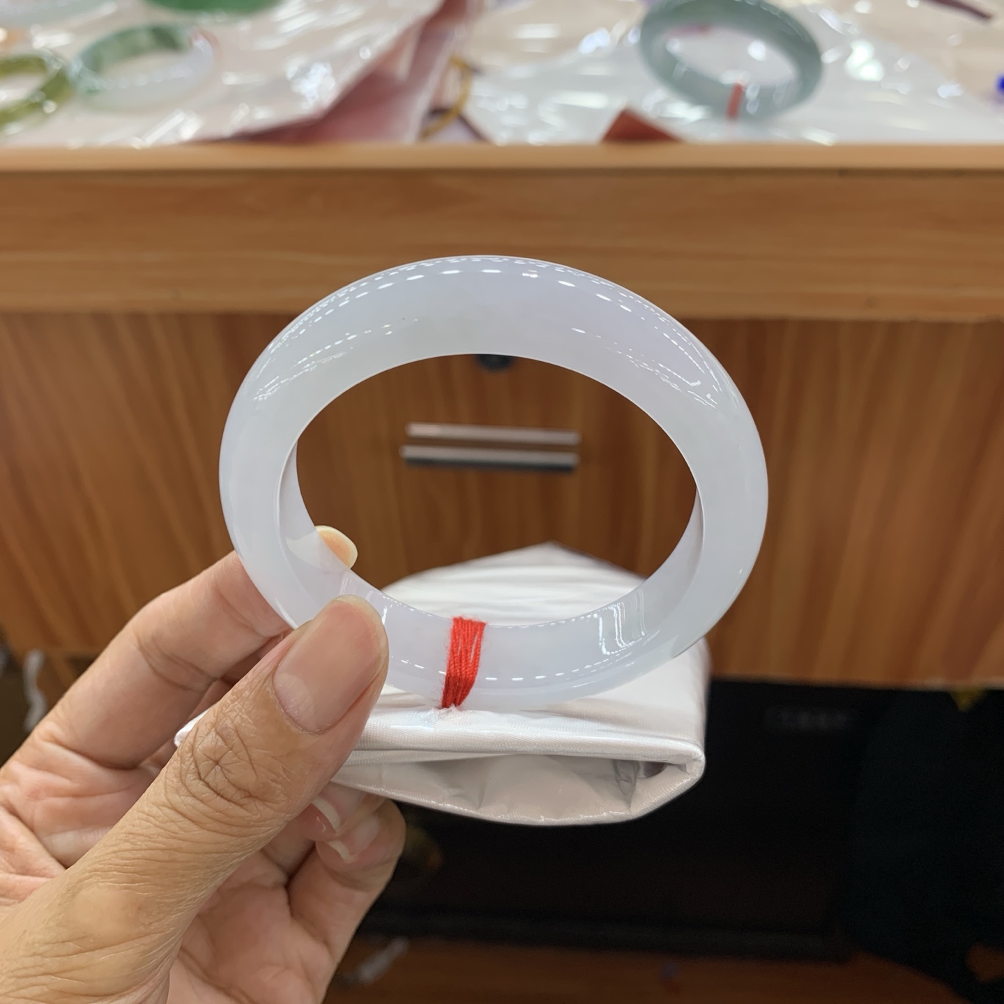 050605HT，冰蓝底正圈翡翠手镯，55.8-12.9-9，编号050605HT