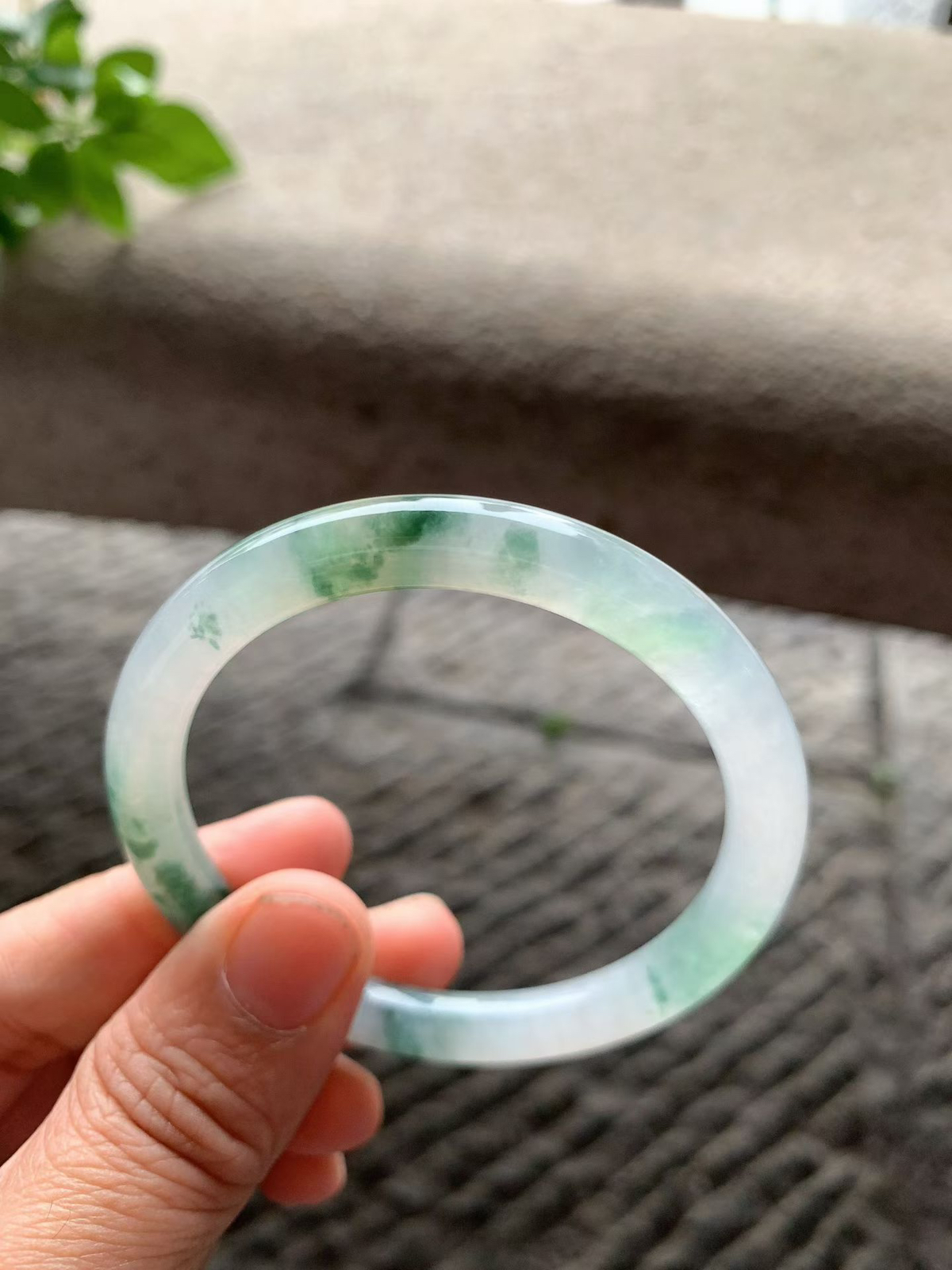 飘绿花圆条手镯尺寸53*7.5*7.8 老种通透，纯净细腻，水润光泽，绿花灵动飘逸，局部飘微黄翡，上手轻盈秀气！