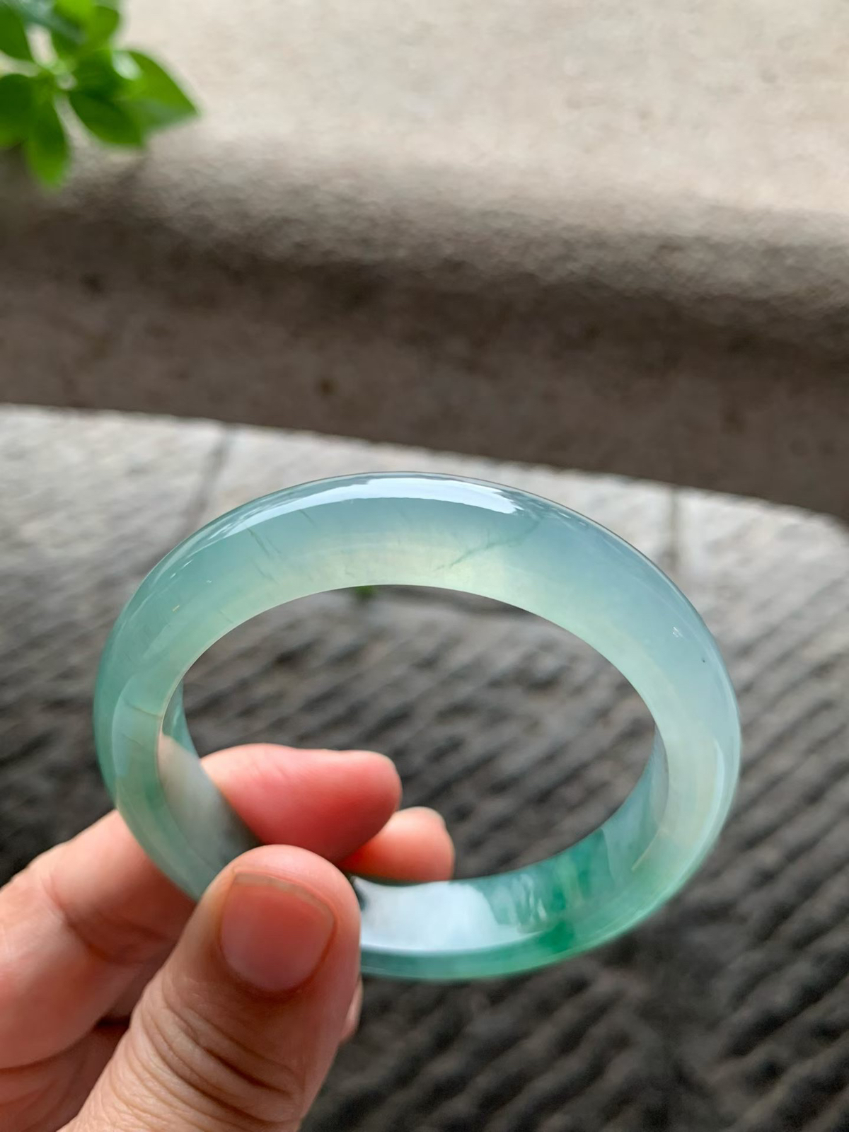 飘绿花正圈手镯尺寸52*12*8 老种通透，纯净细腻，胶润无比，花色灵动轻盈，漂亮水灵！