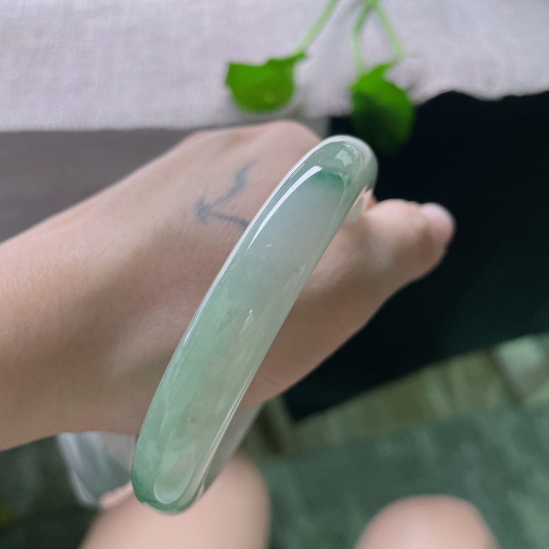 59.7/11.2/8.7，浅绿底正圈，水头好，质地温润细腻，百搭不张扬，一点皮纹，ss52897a