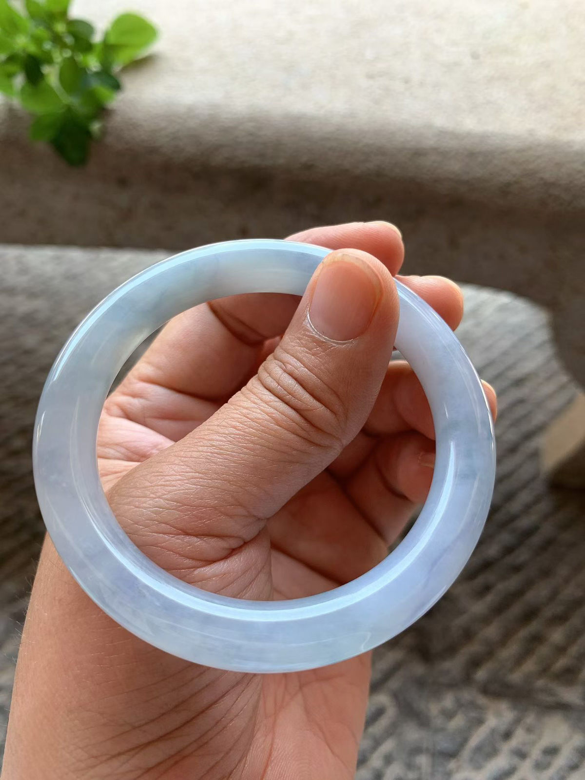 紫罗兰圆条手镯尺寸55.5*10*10 种质细腻，底子干净清爽，温润柔和，整体呈现淡蓝紫交融的清透感，光线变化下会呈现出微妙的色彩层次，时而偏冰白，时而显紫调，自带朦胧柔美的氛围感！