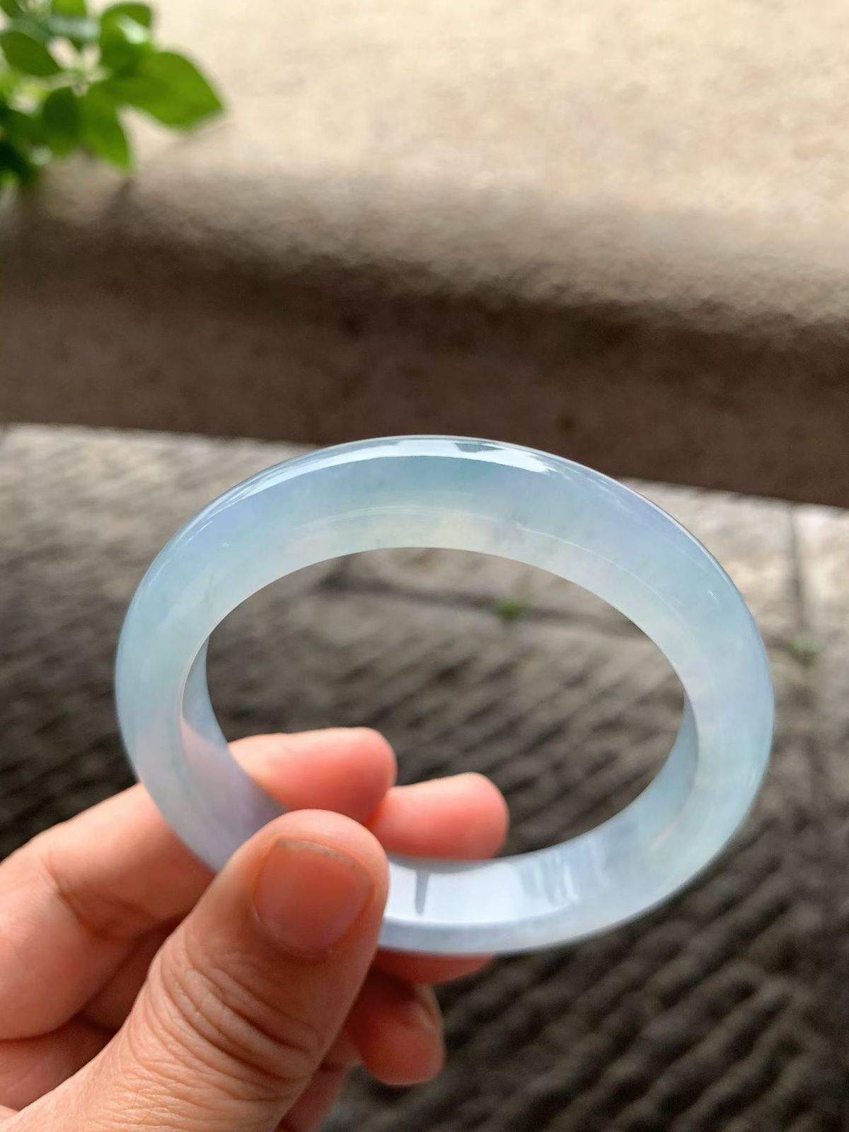 冰紫飘花正圈手镯尺寸54*11.5*8.5 老种通透，冰凝水足，胶感十足，底色柔和清冷，微花灵动飘