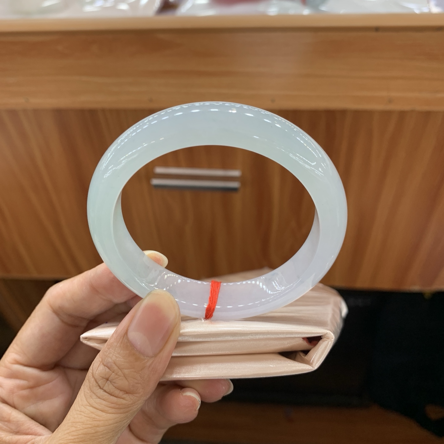 050625MMJ，冰绿底正圈翡翠手镯，55.2-12.4-8