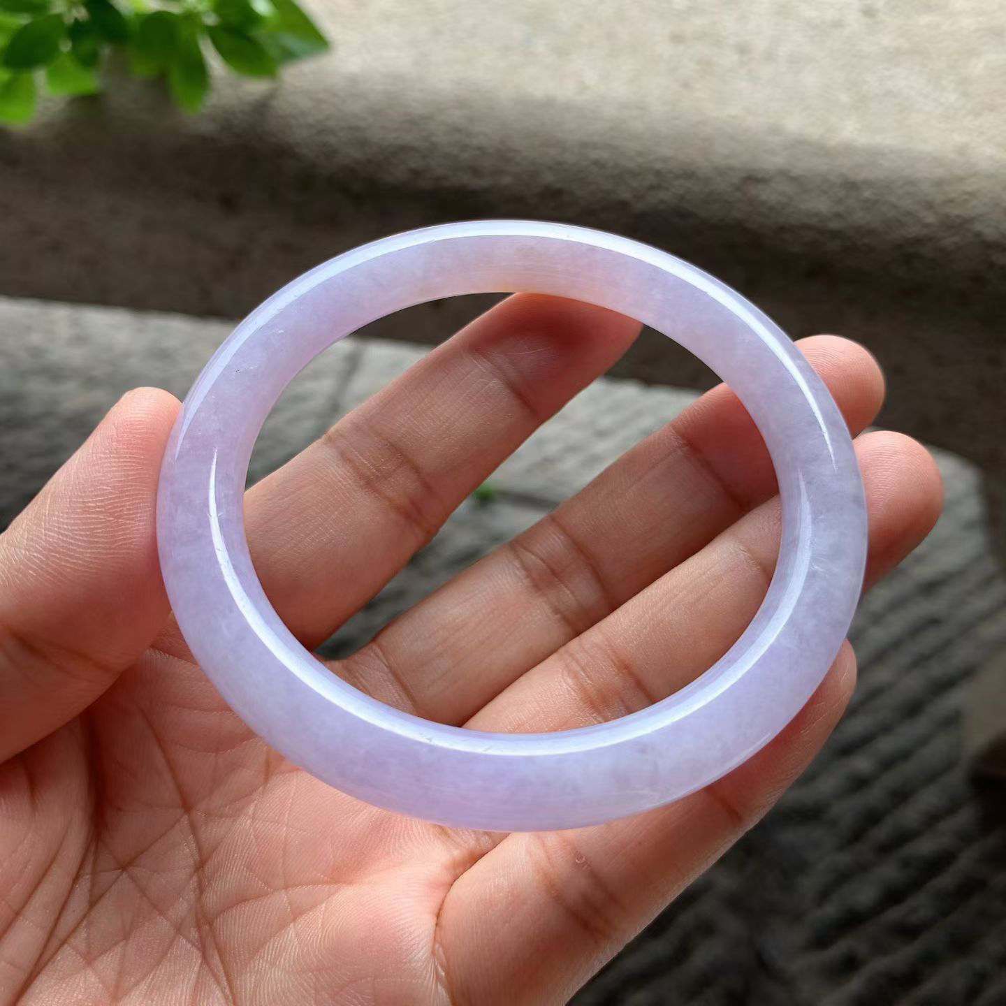 紫罗兰黄翡圆条手镯尺寸60*8*9 种质细腻，紫色浪漫柔和，飘几抹黄翡，韵味十足，上手温婉贵气！