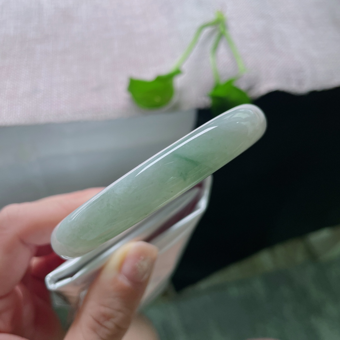59.7/11.2/8.7，浅绿底正圈，水头好，质地温润细腻，百搭不张扬，一点皮纹，ss52897a