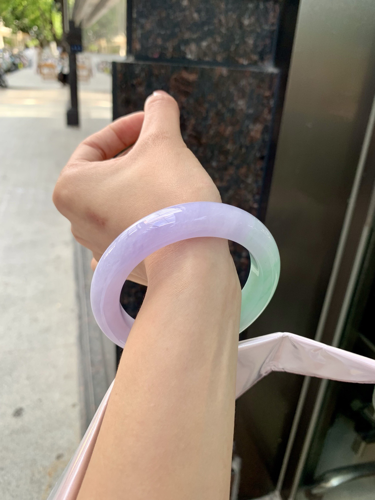 春彩正圈，腕间一段春，三分翠，七分霞。
那抹翠色，像凝住了一汪山涧水；
那片粉紫，又似揉碎了暮时云。
光一照，冰底漾起涟漪，
色根游走如墨痕化入