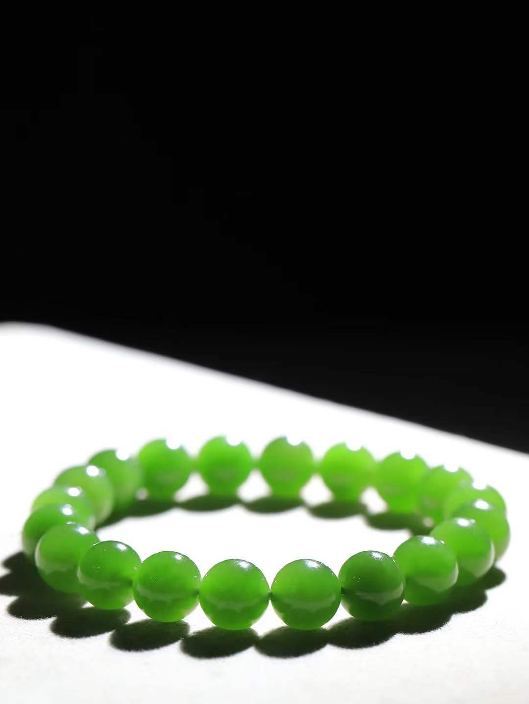 【珠圆玉润.手串】

精品️和田玉碧玉珠圆玉润手串 玉质温润细腻  整串打磨圆润，佩戴舒适。珠珠落玉盘，间关莺语花底滑，一生美好时光，无论身在何处，都有它相伴相守。事事顺遂，幸福美满，吉祥如意。重26.7克 尺寸取一9.5mm  FDA-2250733