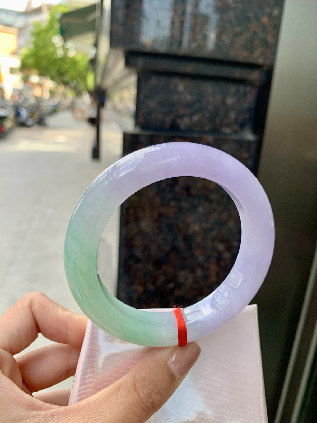 春彩正圈，腕间一段春，三分翠，七分霞。
那抹翠色，像凝住了一汪山涧水；
那片粉紫，又似揉碎了暮时云。