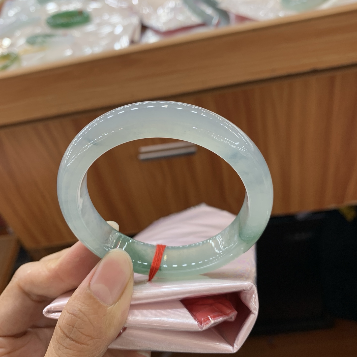 050643HT，冰飘花正圈翡翠手镯，55.6-12.5-8.6