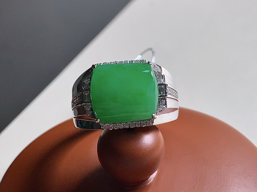 ️ 冰种阳绿马鞍形戒指 18k金，色泽漂亮，款式大方，无裂，尺寸16*12.8*6.8、12.4*