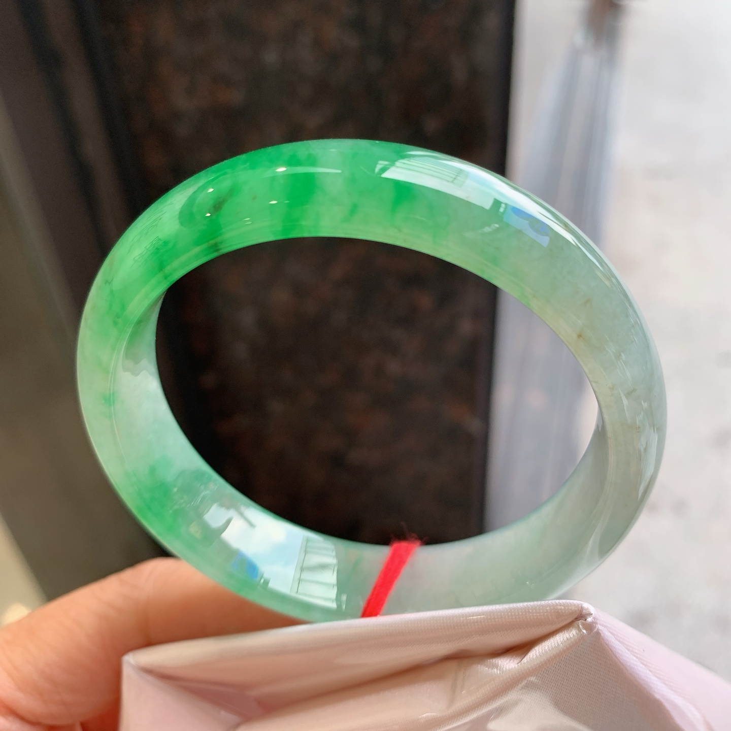 正圈冰种阳绿，无裂，尺寸：58/15/7.8