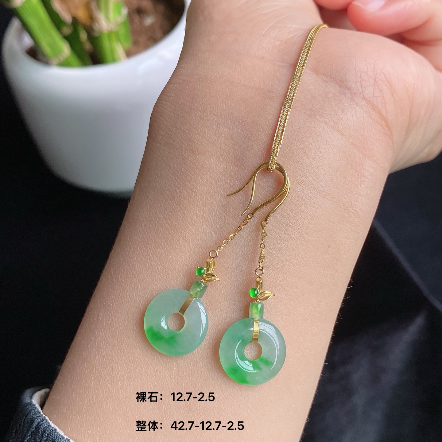 冰飘绿甜甜圈耳坠，冰透种好，意境飘绿，简约精致，高性比，尺寸如图一 实物更美～，12.7/2.5/