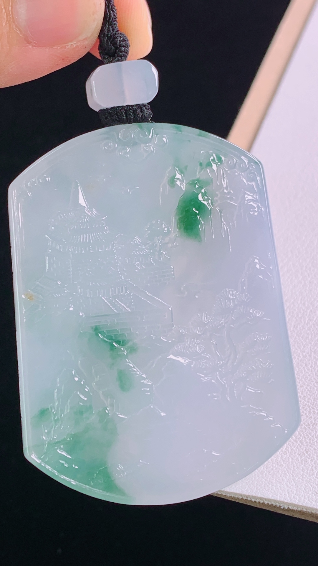 ️山水牌，花色灵动，雕工精湛，无裂，尺寸65.2/55.4/6.2mm，编号4
