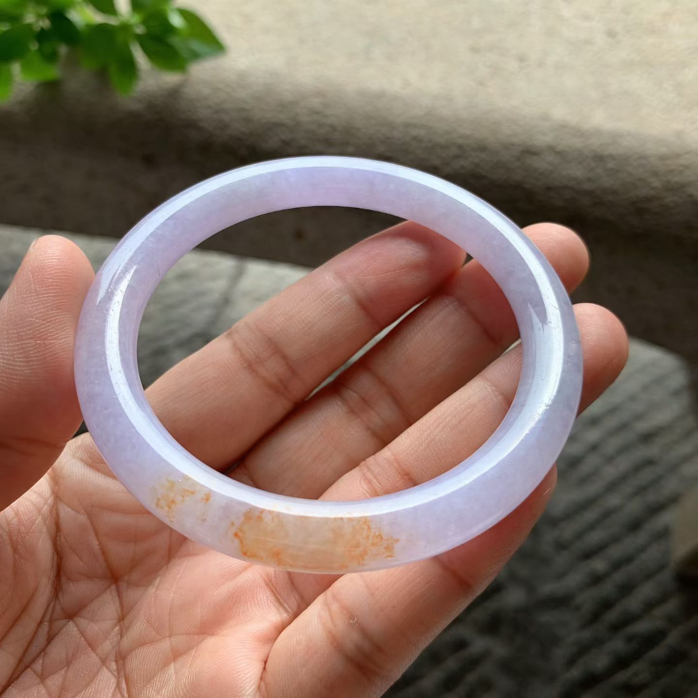 紫罗兰黄翡圆条手镯尺寸60*8*9 种质细腻，紫色浪漫柔和，飘几抹黄翡，韵味十足，上手温婉贵气！