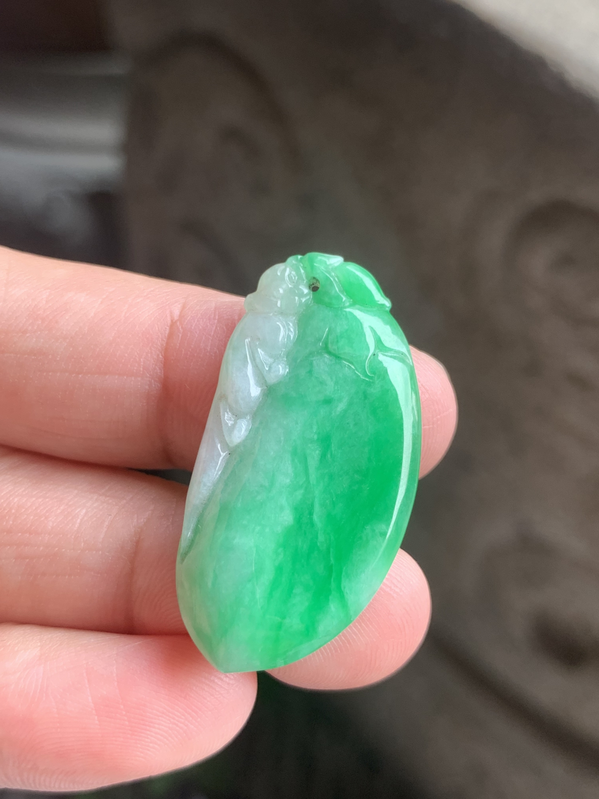 满绿福瓜吊坠尺寸35*18*4.5 种质细腻，釉洁水润，整体为浓郁的阳绿色，色泽鲜亮阳艳，绿得均匀