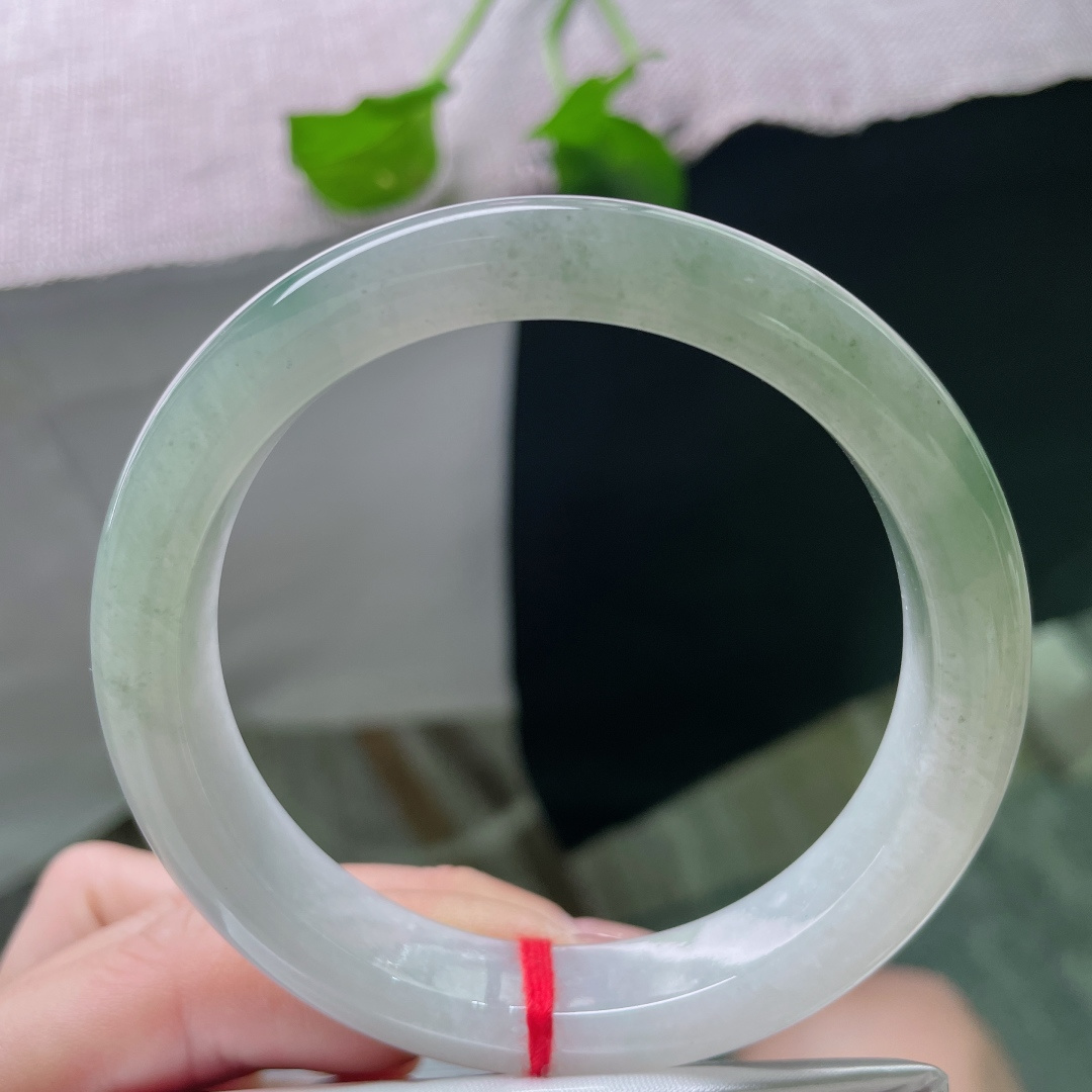 59.7/11.2/8.7，浅绿底正圈，水头好，质地温润细腻，百搭不张扬，一点皮纹，ss52897a